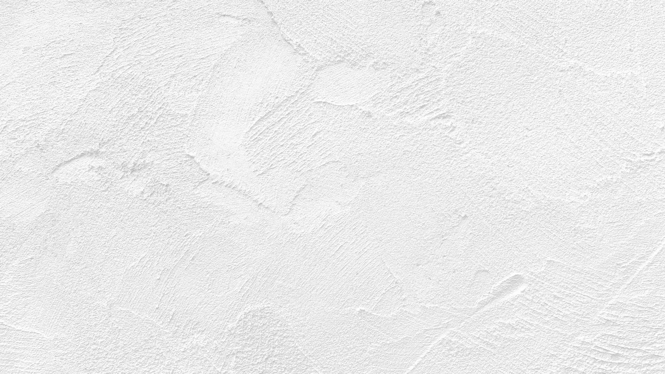 Gros plan sur une main peignant un mur jaune avec une brosse