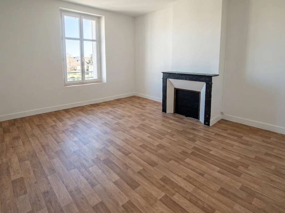 Surface de parquet en lames de bois clair à grain fin, assemblage à joints décalés