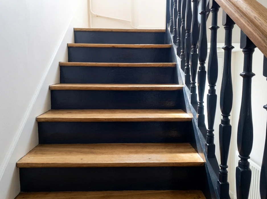Intérieur avec sol en parquet massif présentant un motif à bâtons rompus