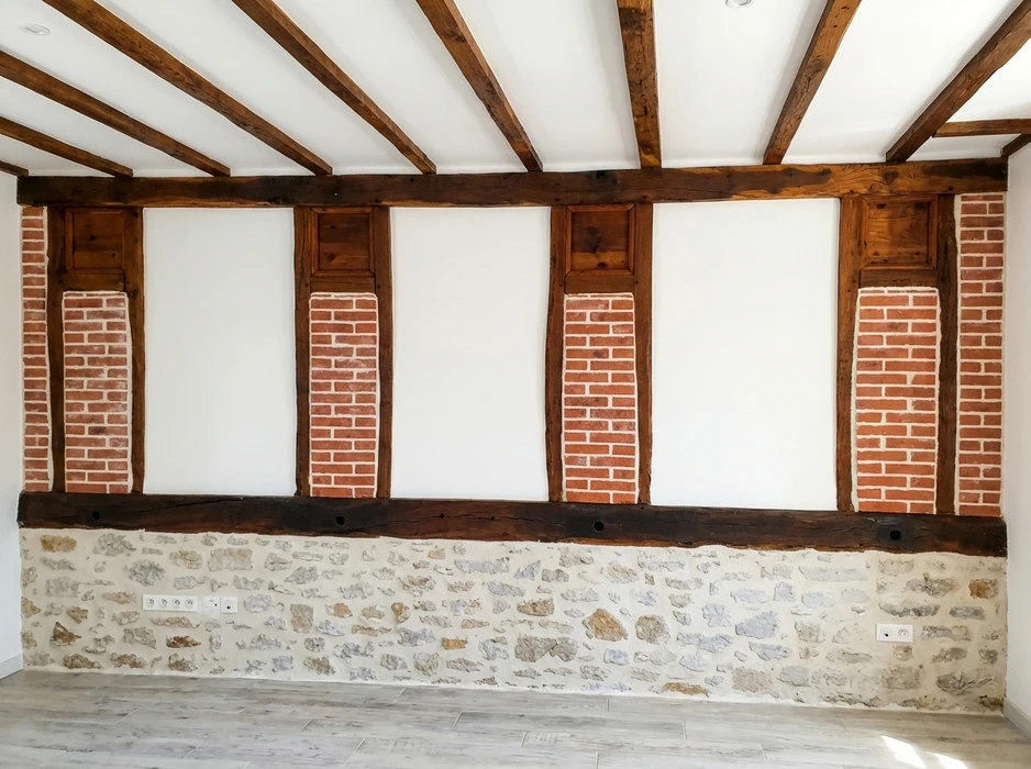 Intérieur d'une pièce en cours de rénovation avec mur partiellement peint en jaune vif, échelle escabeau en bois positionnée au centre, pots de peinture et pinceaux disposés sur parquet stratifié