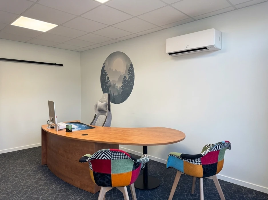 Façade extérieure d'une maison moderne avec toiture en tuiles canal terre cuite et gouttière métallique apparente