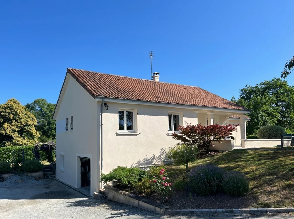 Deux peintres professionnels appliquent de la peinture blanche sur un mur intérieur