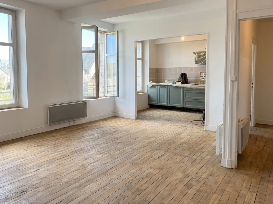 Extérieur résidentiel, ouvrier en tenue blanche appliquant de la peinture sur mur de crépi beige près d'une baie vitrée