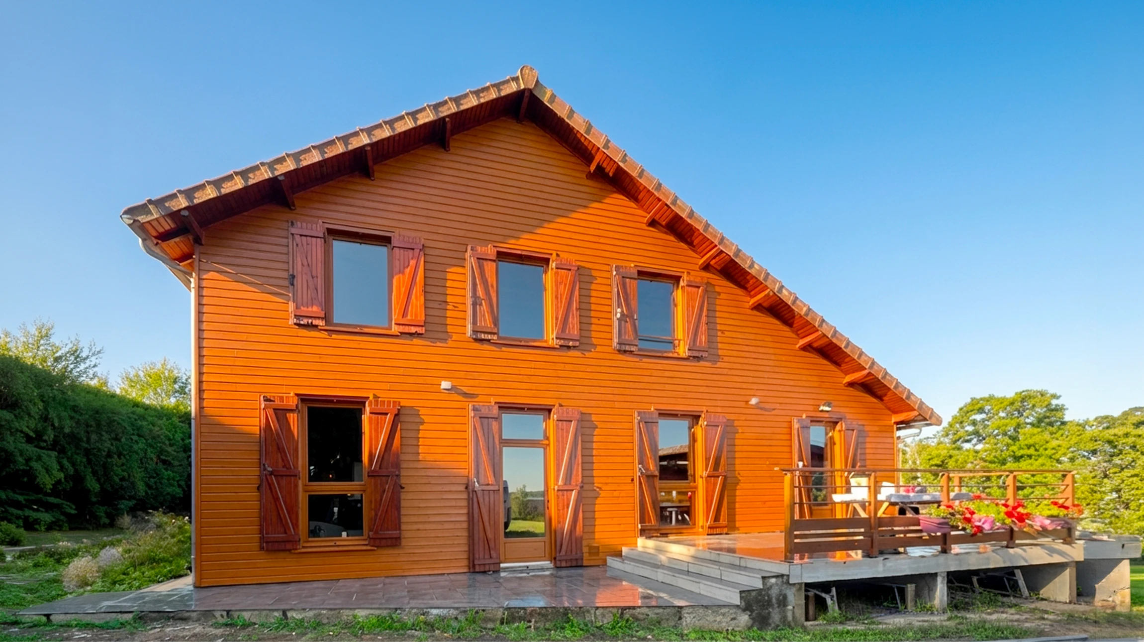 Intérieur résidentiel montrant l'angle d'une pièce avec murs peints en gris clair et plafond blanc