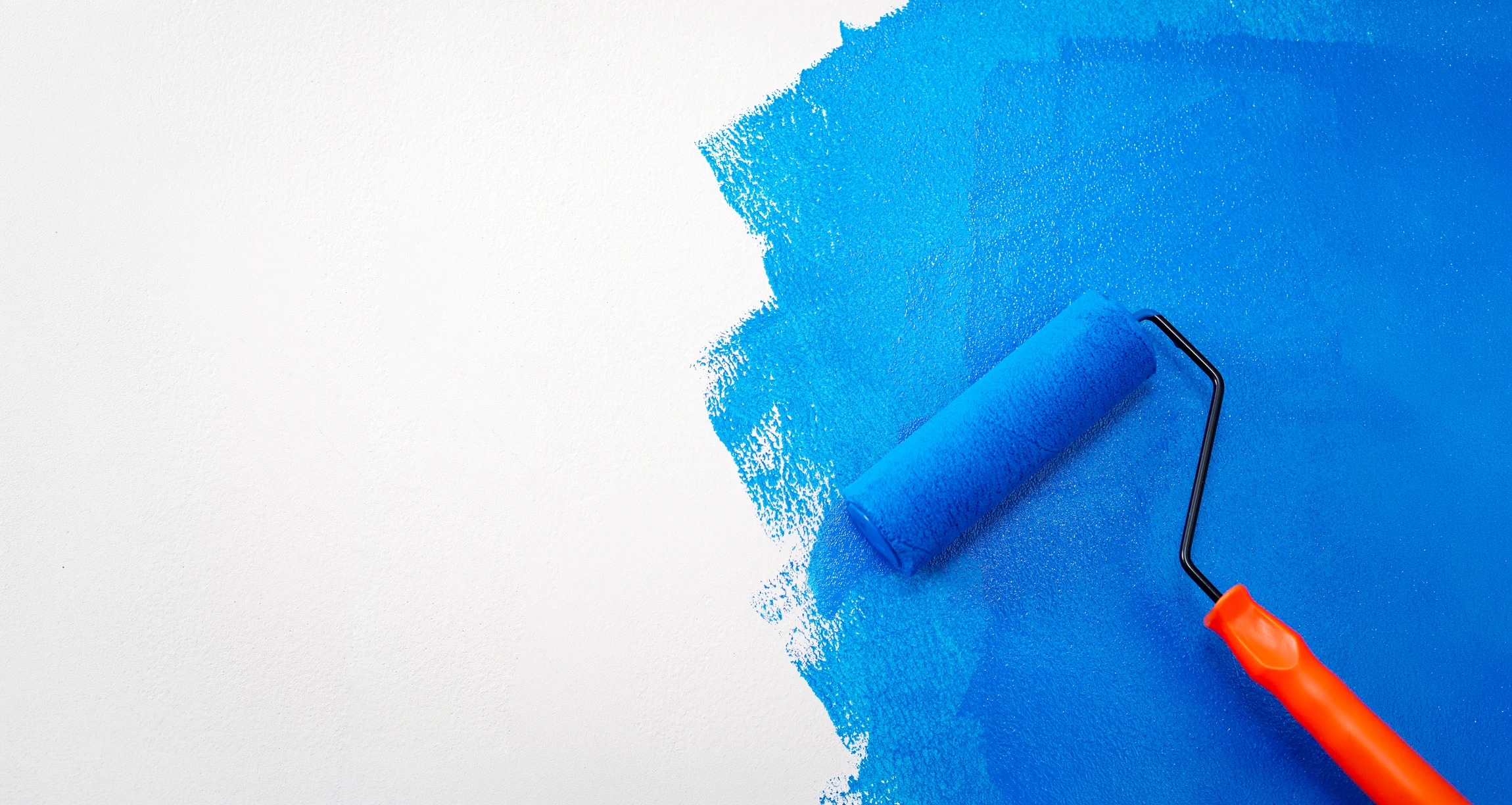 Peintre professionnel appliquant de la peinture blanche au rouleau sur un mur int&eacute;rieur