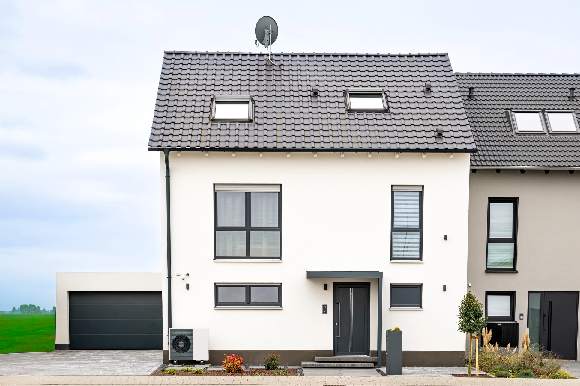 Chantier de rénovation extérieure d'une maison individuelle avec échafaudage métallique installé sur la façade