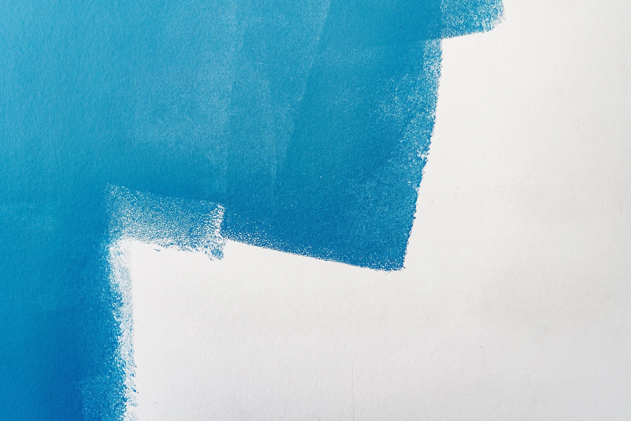 Intérieur résidentiel avec application de finition sur parquet en bois massif